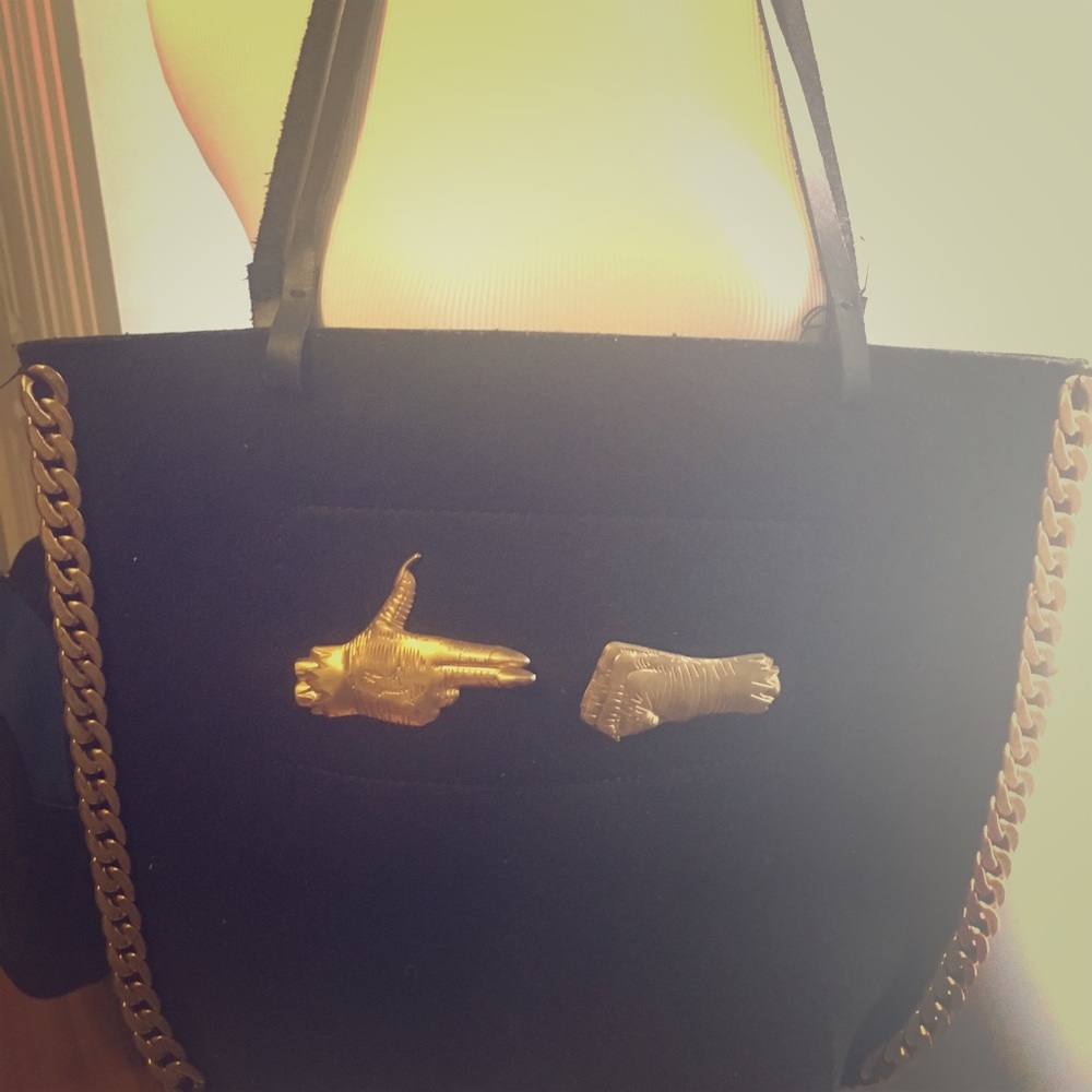 Run the Jewels felt tote bag made by LP’s mom! 😮